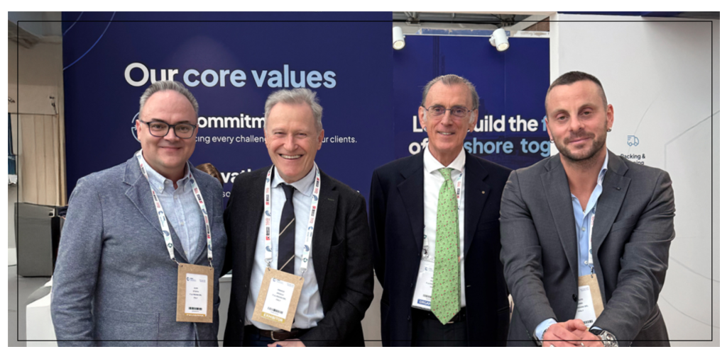 Quattro componenti del team di F.lli Righini allo stand aziendale di OMC Med Energy